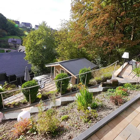 Upland-flair Blumenwiese Mit Einzigartigem Berggarten Im Zentrum!